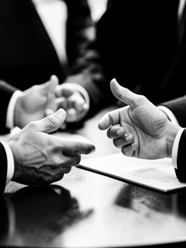 Mãos gesticulando em negociação